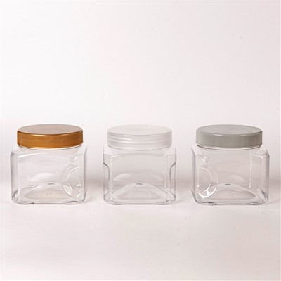 Prazan plastični kvadratni kontejner